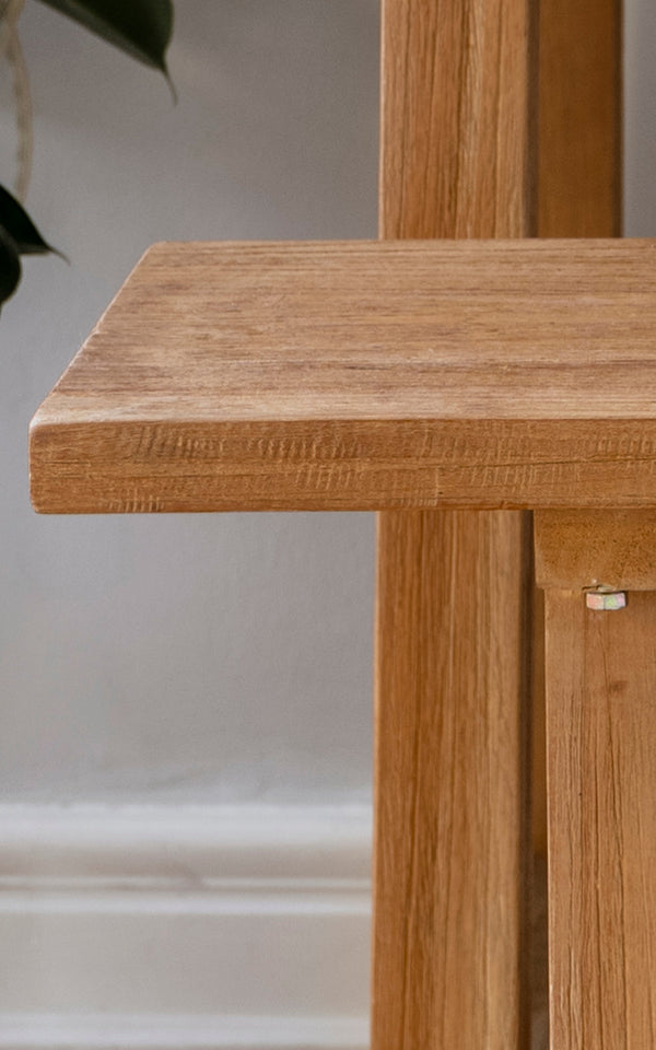 Dette er et nærbillede af Lucas Teak Bænk i teak indoor. Den solide teakoverflade viser varm træåring med rene kanter og solide samlinger.
