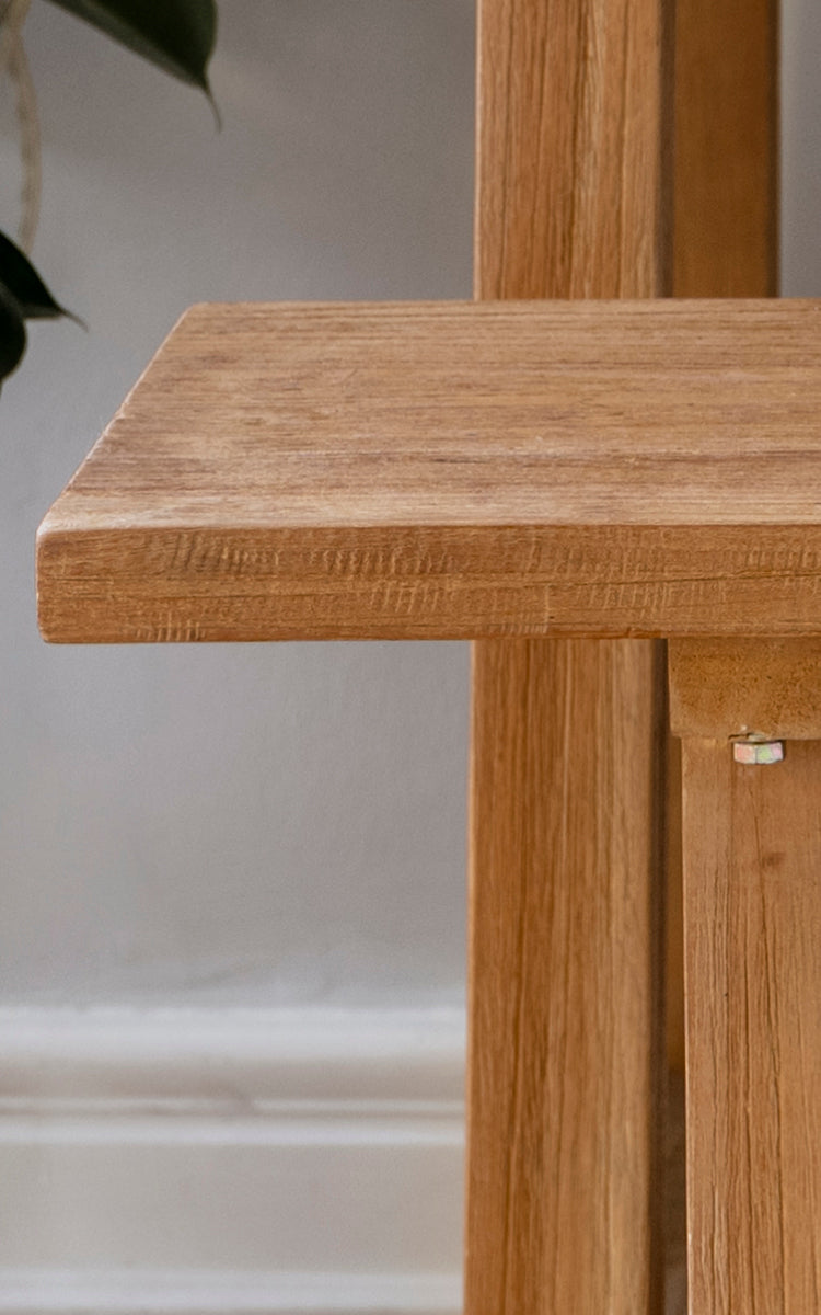 Dette er et nærbillede af Lucas Teak Bænk i teak indoor. Den solide teakoverflade viser varm træåring med rene kanter og solide samlinger.