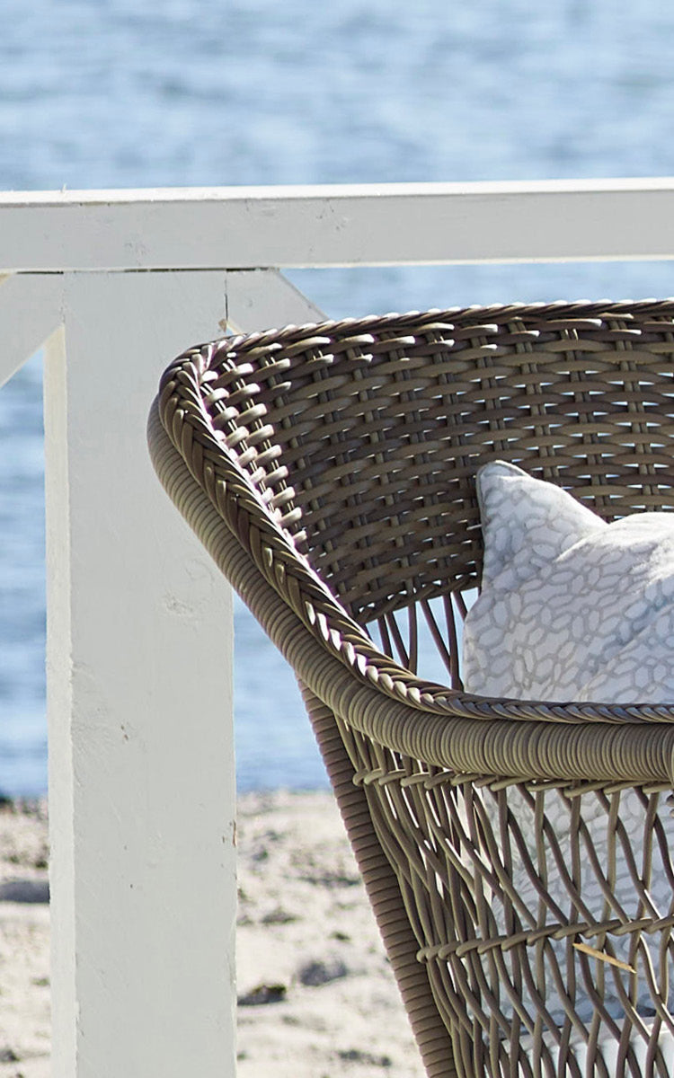 Dette er et nærbillede af Charlot 3-personers sofa i antique Grey ArtFibre Aluminium.