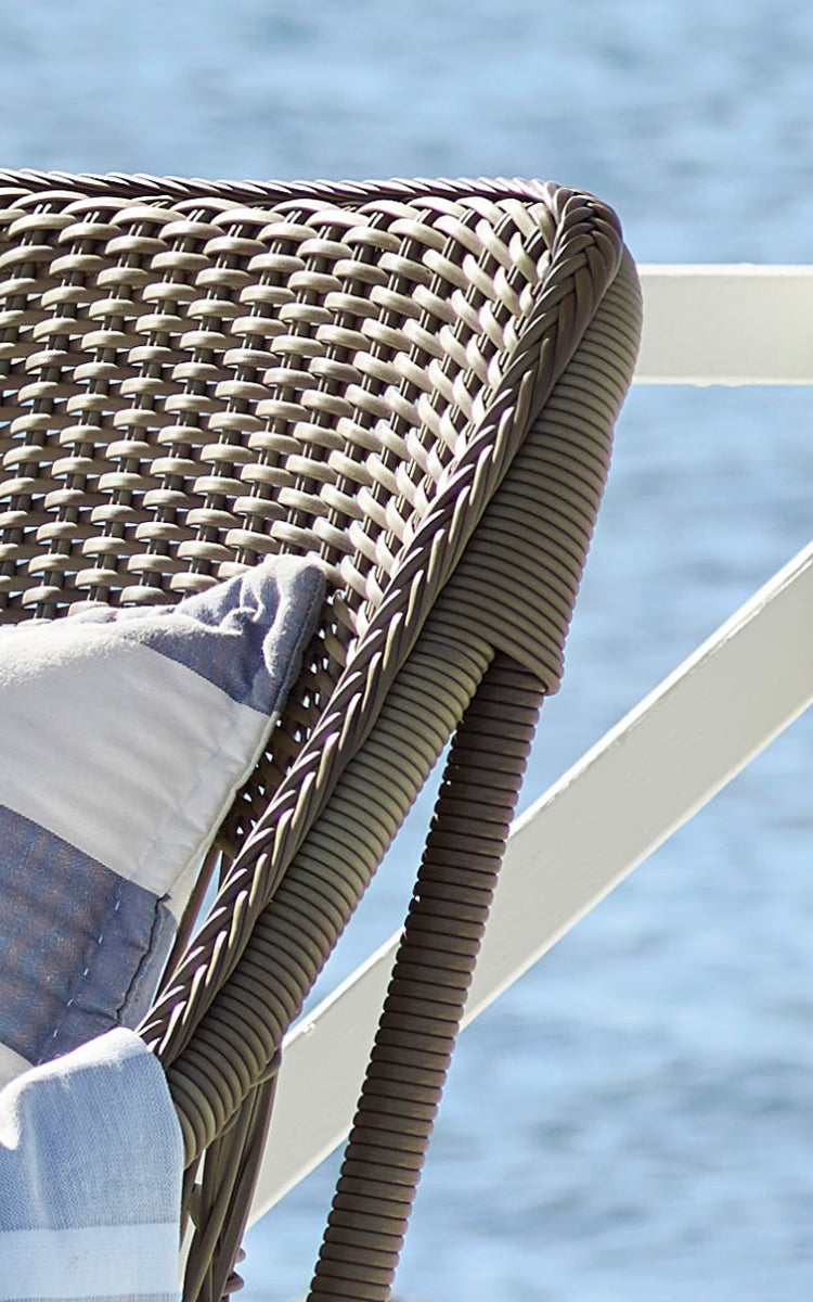 Dette er et nærbillede af Dawn Sofa i antique Grey ArtFibre Aluminium.