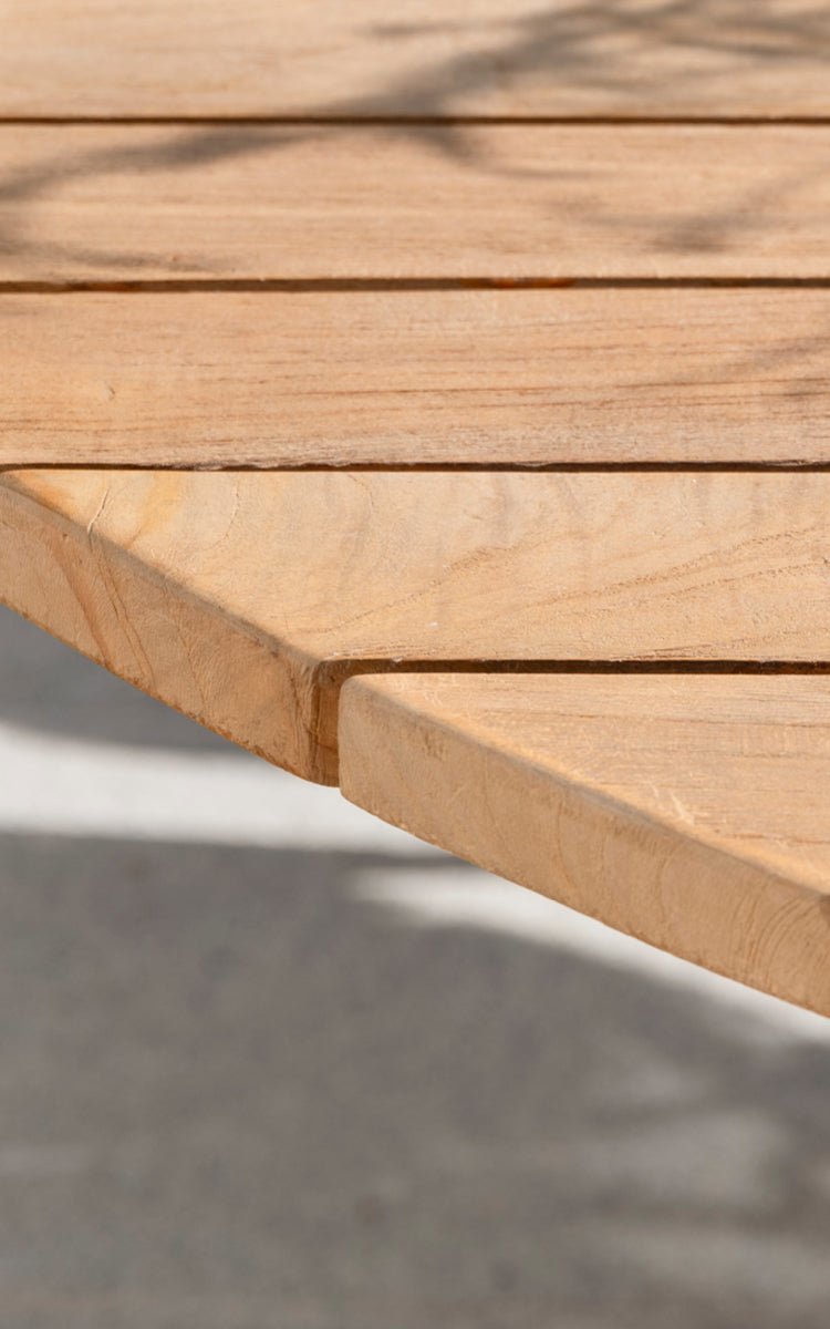Dette er et nærbillede af George Udendørs bord Ø120 i outdoor Teak.