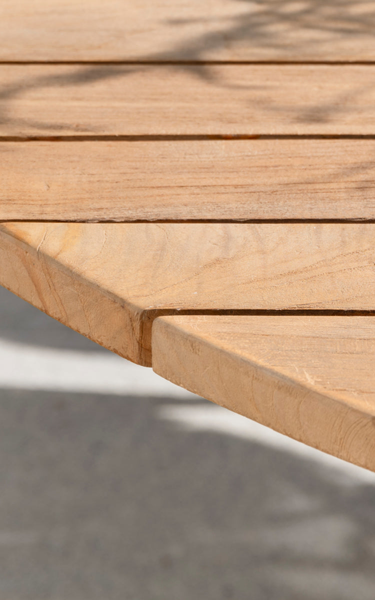 Dette er et nærbillede af George Udendørs bord Ø160 i outdoor Teak.