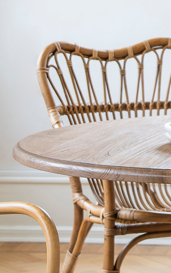 Dette er et nærbillede af Michel Teak Dining Table i teak indoor. Detalje af den runde teakbordpladekant og søjlefoden.