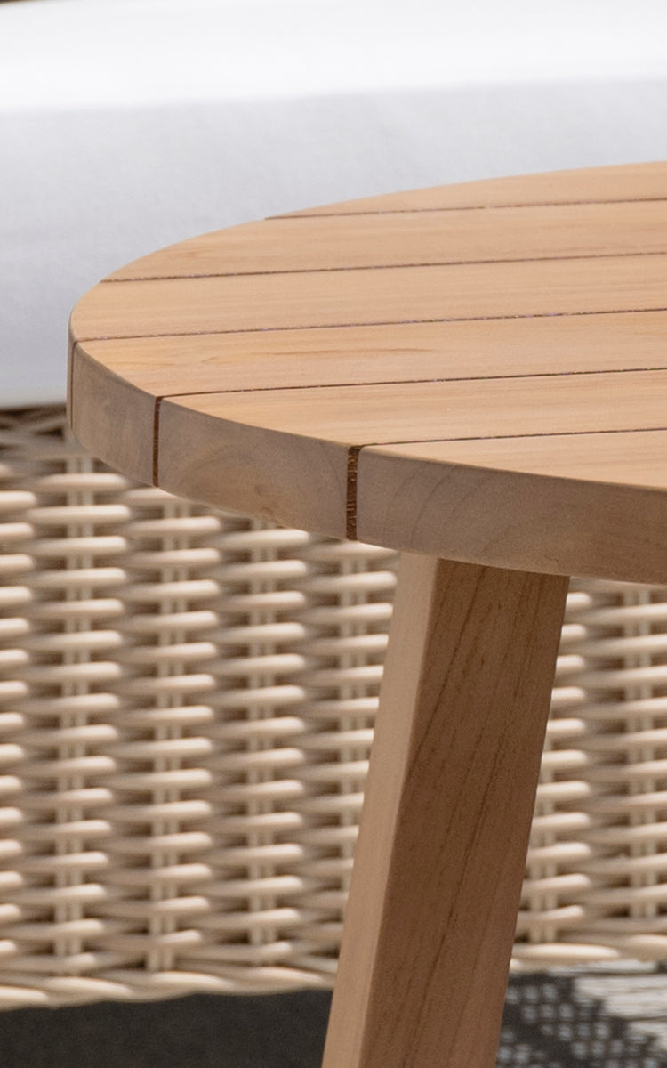 Dette er et nærbillede af Victor Teak Lounge Table Ø75 cm i teak outdoor. Detalje af den runde teakplankebordplade-kant og koniske ben.