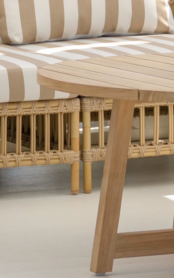 Dette er et nærbillede af Victor Teak Lounge Table Ø120 cm i teak outdoor. Detalje af den flettede tekstur og stelkonstruktion.
