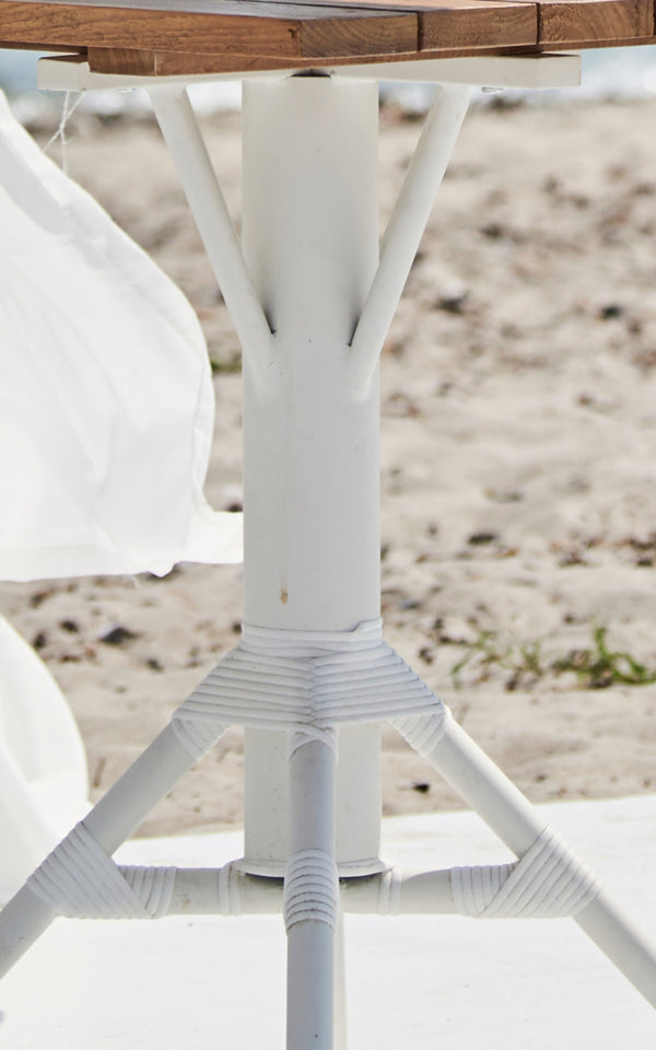Dette er et nærbillede af Nicole Cáfe Table Teak 70x70 cm i white aluminium frame white artfibre.