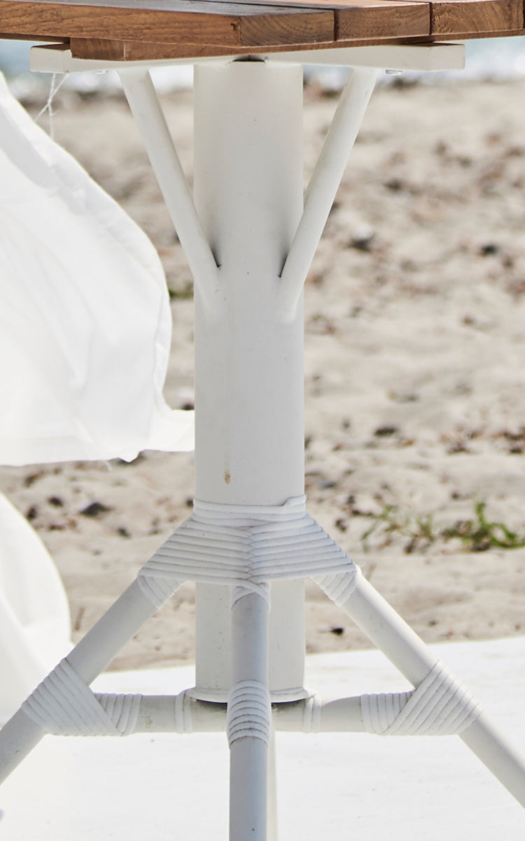 Dette er et nærbillede af Nicole Cáfe Table Teak 70x70 cm i white aluminium frame white artfibre.