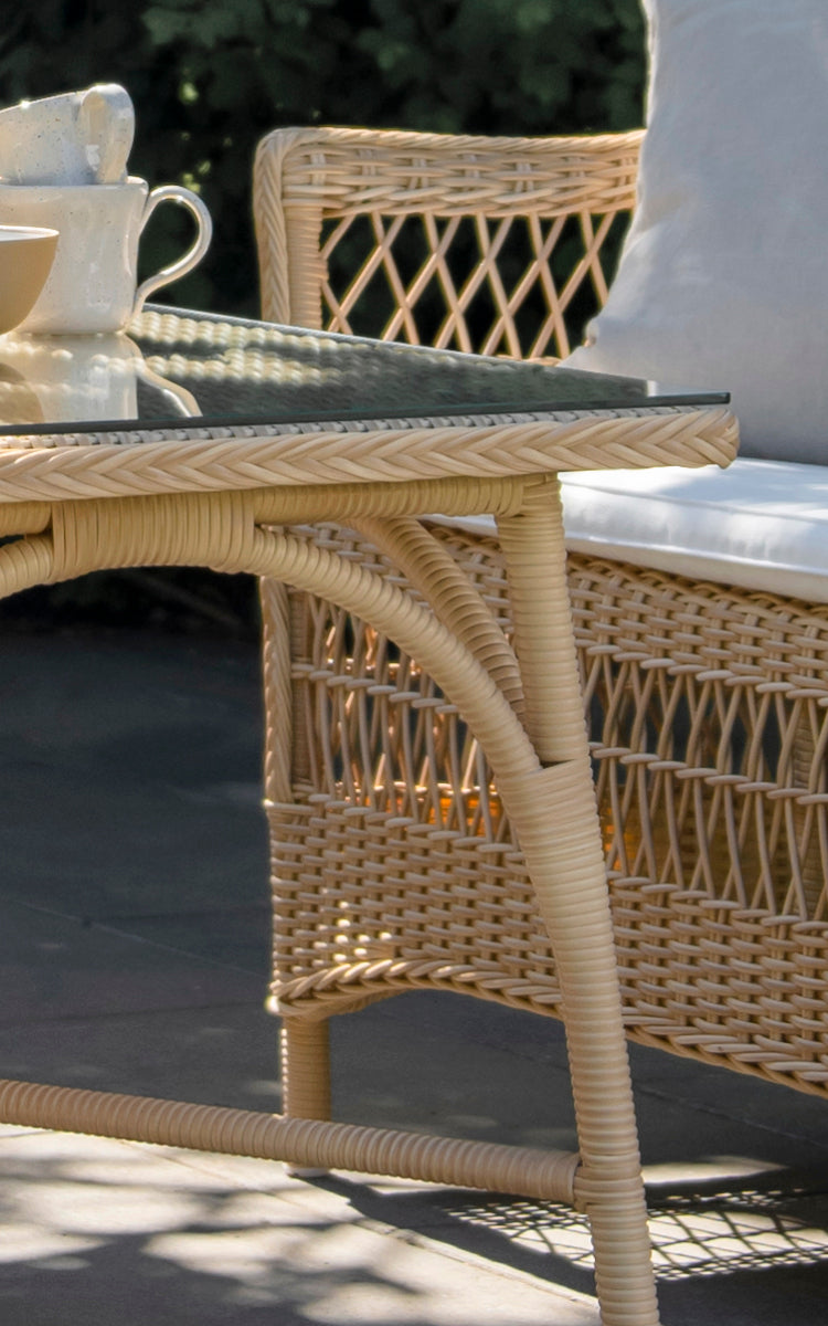 Dette er et nærbillede af Victoria Exterior Coffee Table 100x60 cm i natural artfibre aluminium.
