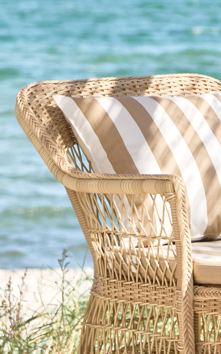 Dette er et nærbillede af Olivia Exterior Sunbed i natural artfibre aluminium. Detalje af det diamantflettede ArtFibre-sidepanel.