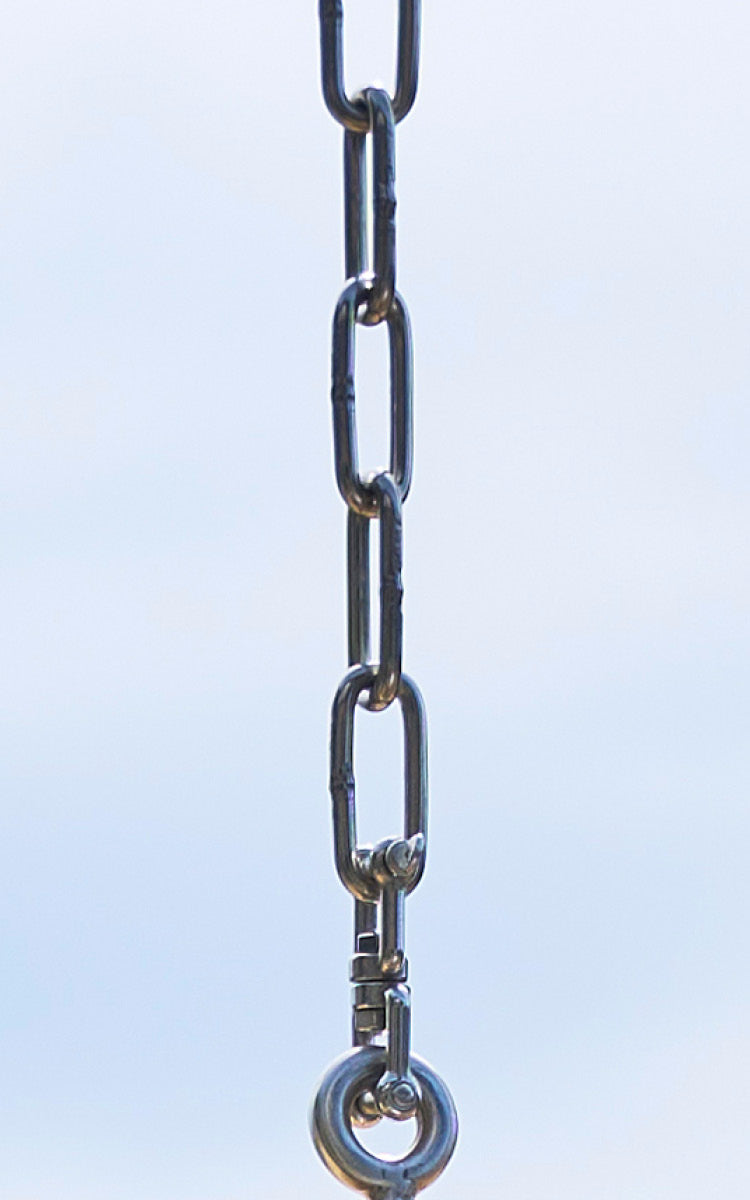Dette er et nærbillede af Chain Hængeæg i metal.