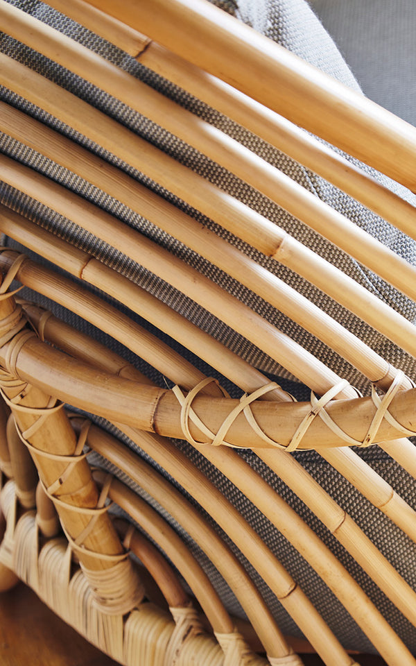 Dette er et nærbillede af Charlottenborg Sofa i polished Natural Rattan.
