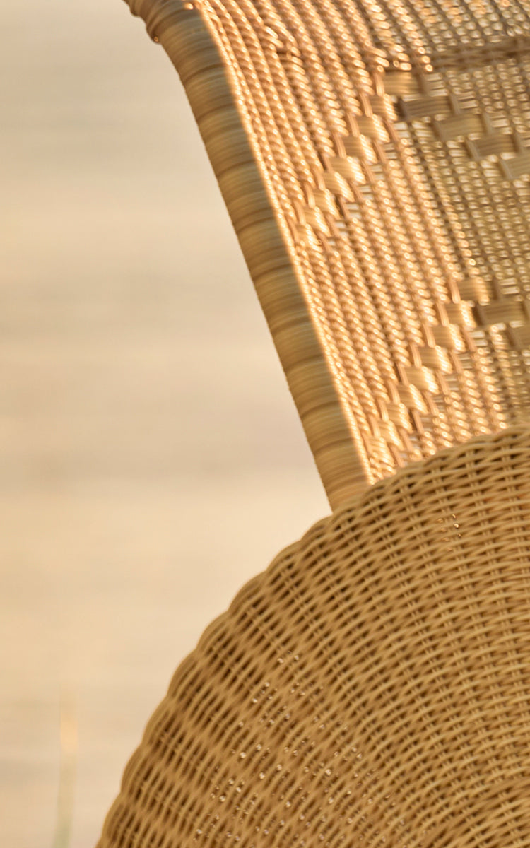 Dette er et nærbillede af Paris Udendørs lænestol i natural core weave artfibre aluminium. Detalje af den flettede tekstur og stelkonstruktion.
