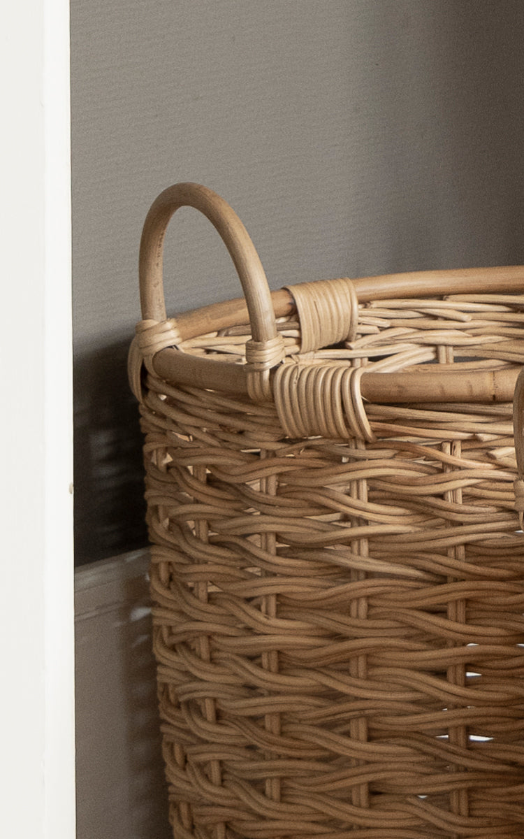 Dette er et nærbillede af Sarah Kurvesæt i natural rattan. Detalje af det flettede rattanhåndtag og kraftige flettede kurvkrop.