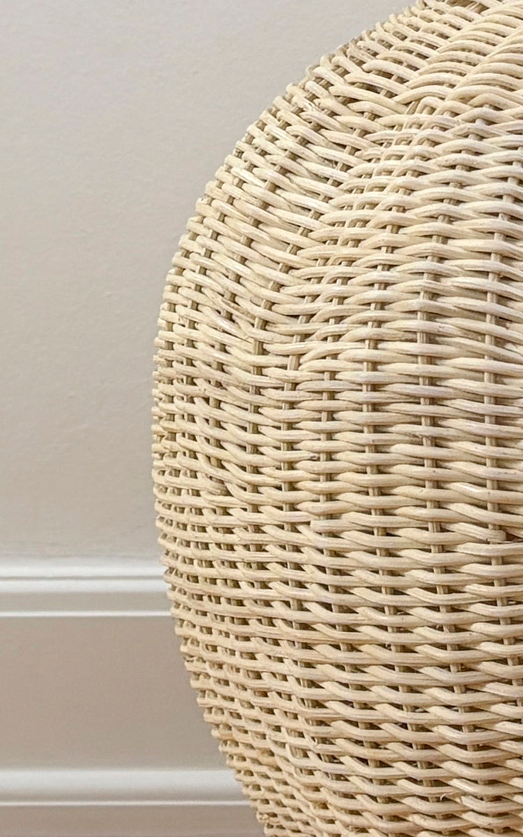Dette er et nærbillede af Flumen Kurv i natural core weave iron frame.