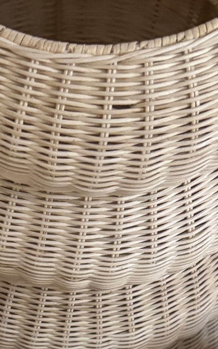 Dette er et nærbillede af Mel Basket i natural core weave rattan frame. Detalje af den timeglas-formede opbygning og den tætte fletning.