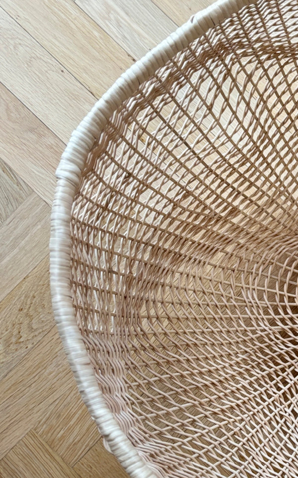 Dette er et nærbillede af Folia Kurv i natural core weave iron frame.