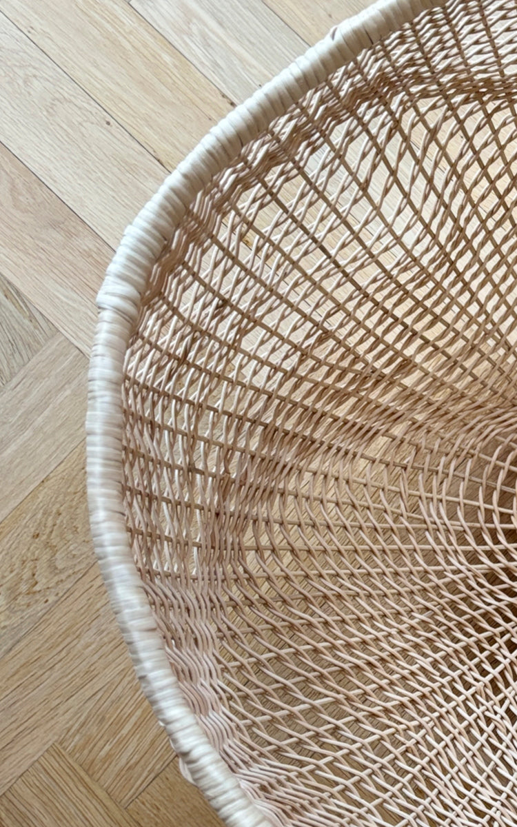 Dette er et nærbillede af Folia Kurv i natural core weave iron frame.