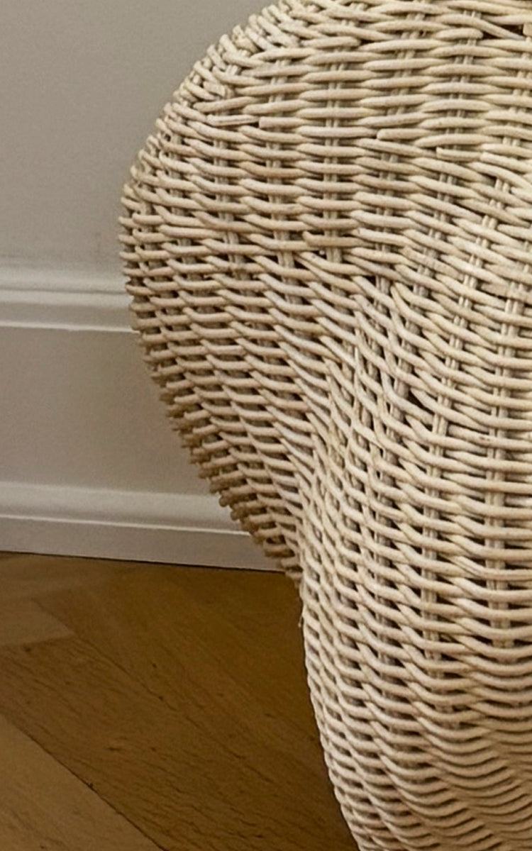Dette er et nærbillede af Solaris Basket Ø40 cm i natural core weave iron frame. Detalje af den åbne rattanringkurv med lodrette eger.