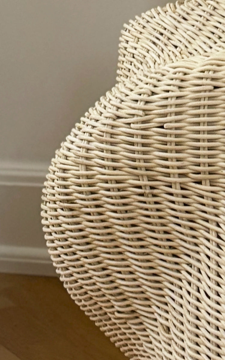 Dette er et nærbillede af Solaris Basket Ø46 cm i natural core weave iron frame. Detalje af den større åbne rattanringkurv med krydsbindinger.