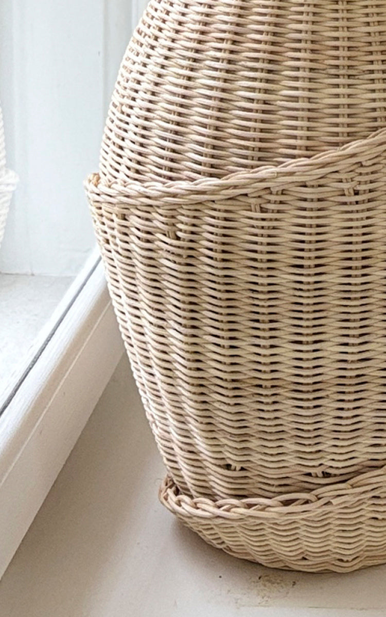 Dette er et nærbillede af Floris Kurv i natural core weave iron frame.