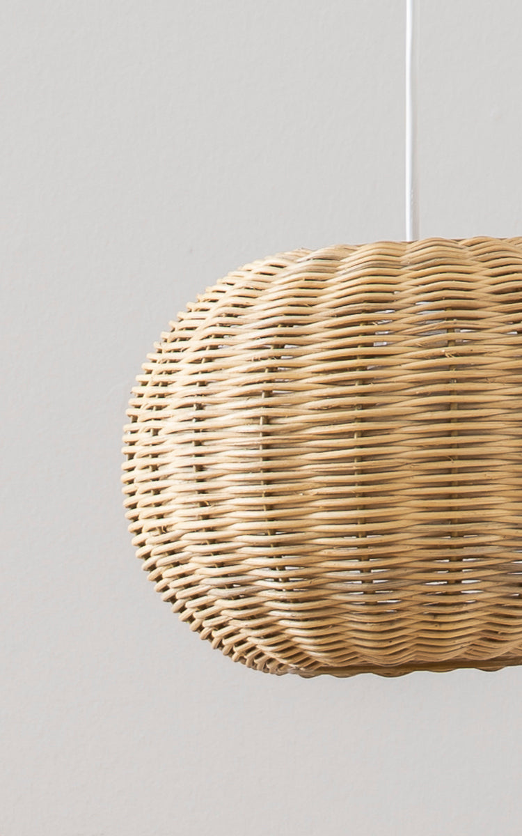 Dette er et nærbillede af Tangelo Lampshade Ø24 cm | Extra Small i natural rattan. Detalje af den afrundede naturlige rattanpendelflet.