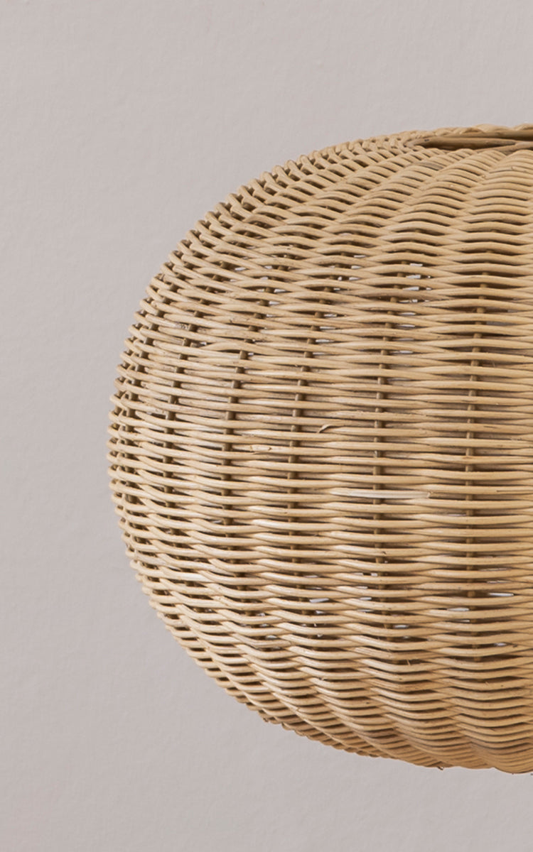Dette er et nærbillede af Tangelo Lampshade Ø37 cm | Small i natural rattan. Detalje af den afrundede rattanflet på den lille pendelskærm.