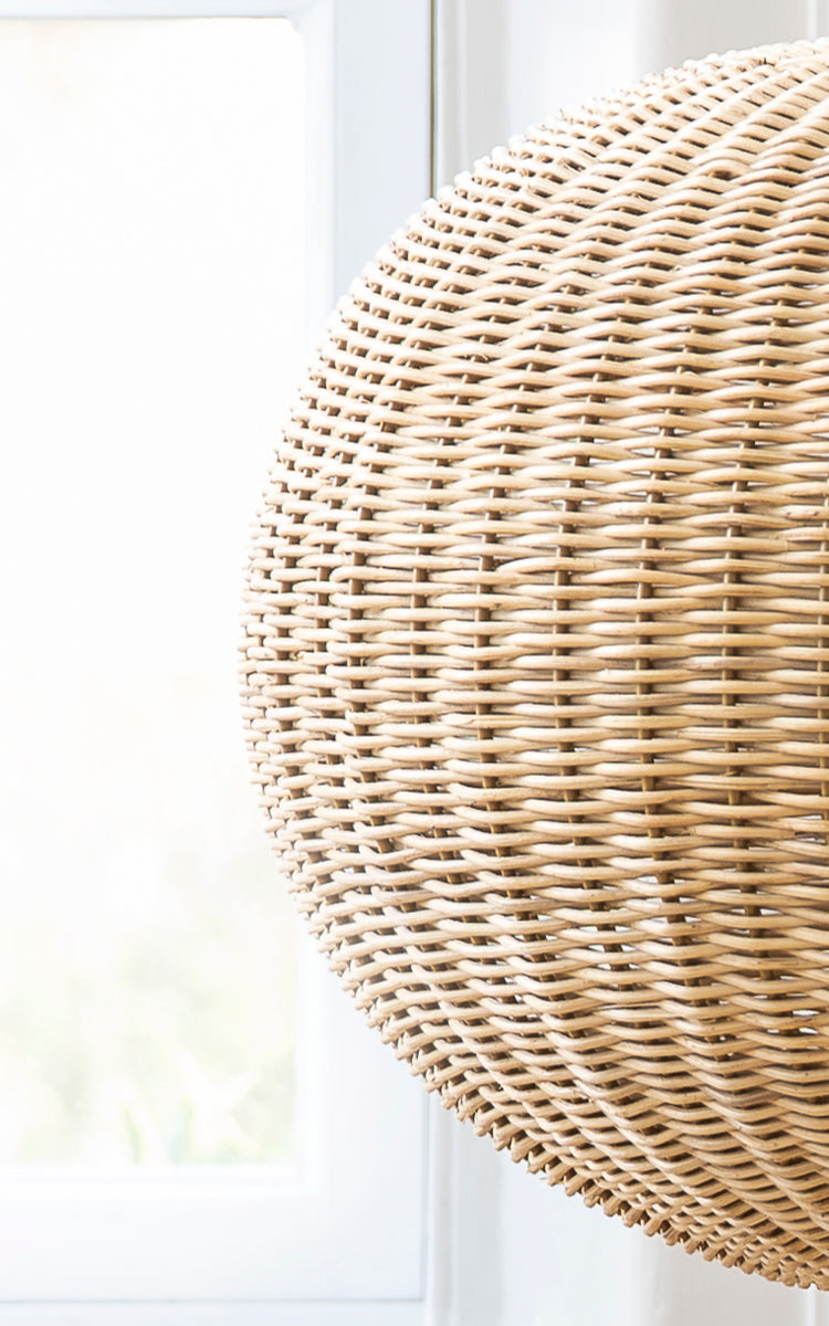 Dette er et nærbillede af Tangelo Lampshade Ø49 cm | Medium i natural rattan. Detalje af den mellemstore rattanflet på den afrundede pendel.
