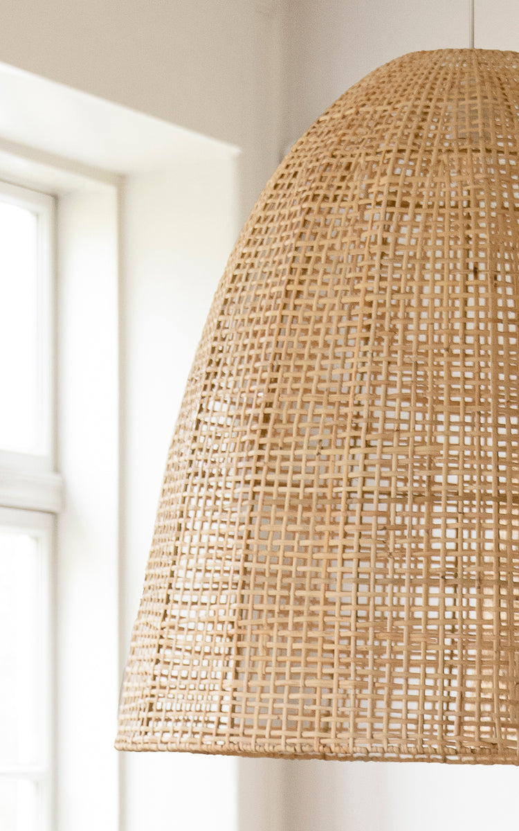 Dette er et nærbillede af Showroom Lampeskærm i natural core weave artfibre & aluminium. Det åbne gittervæv skaber en varm og luftig silhuet.