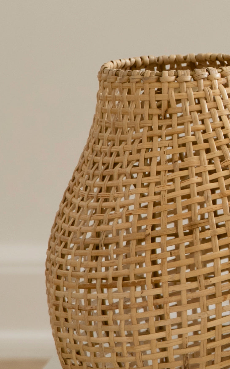 Dette er et nærbillede af Figura Gulvlampeskærm i light natural weave rattan.