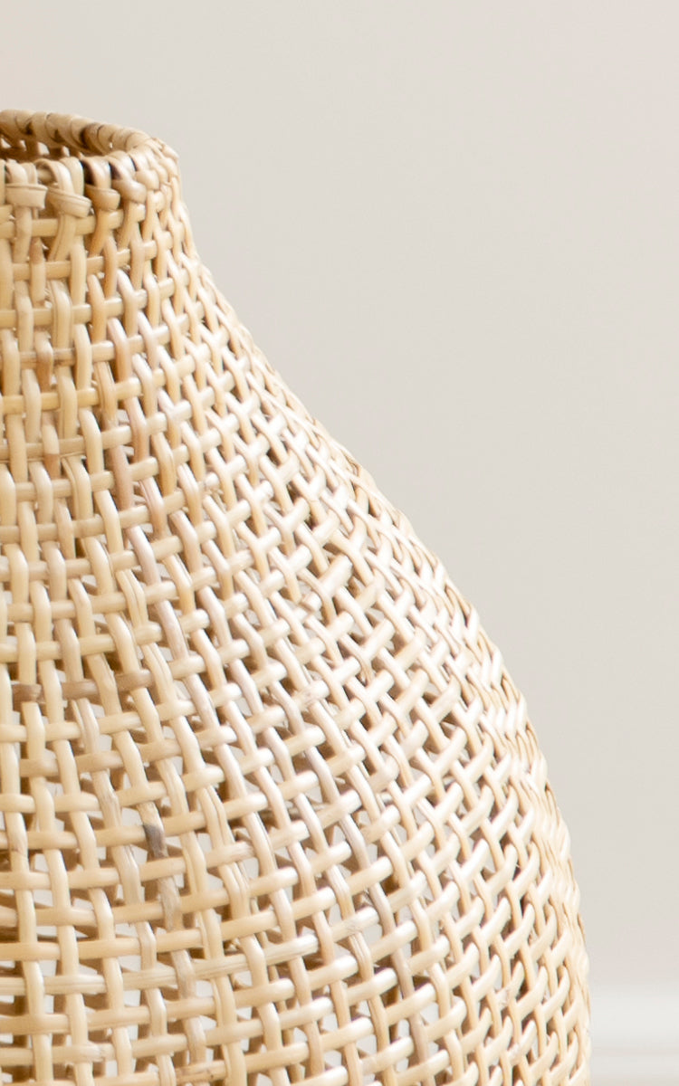 Dette er et nærbillede af Figura Gulvlampeskærm i light natural weave rattan.