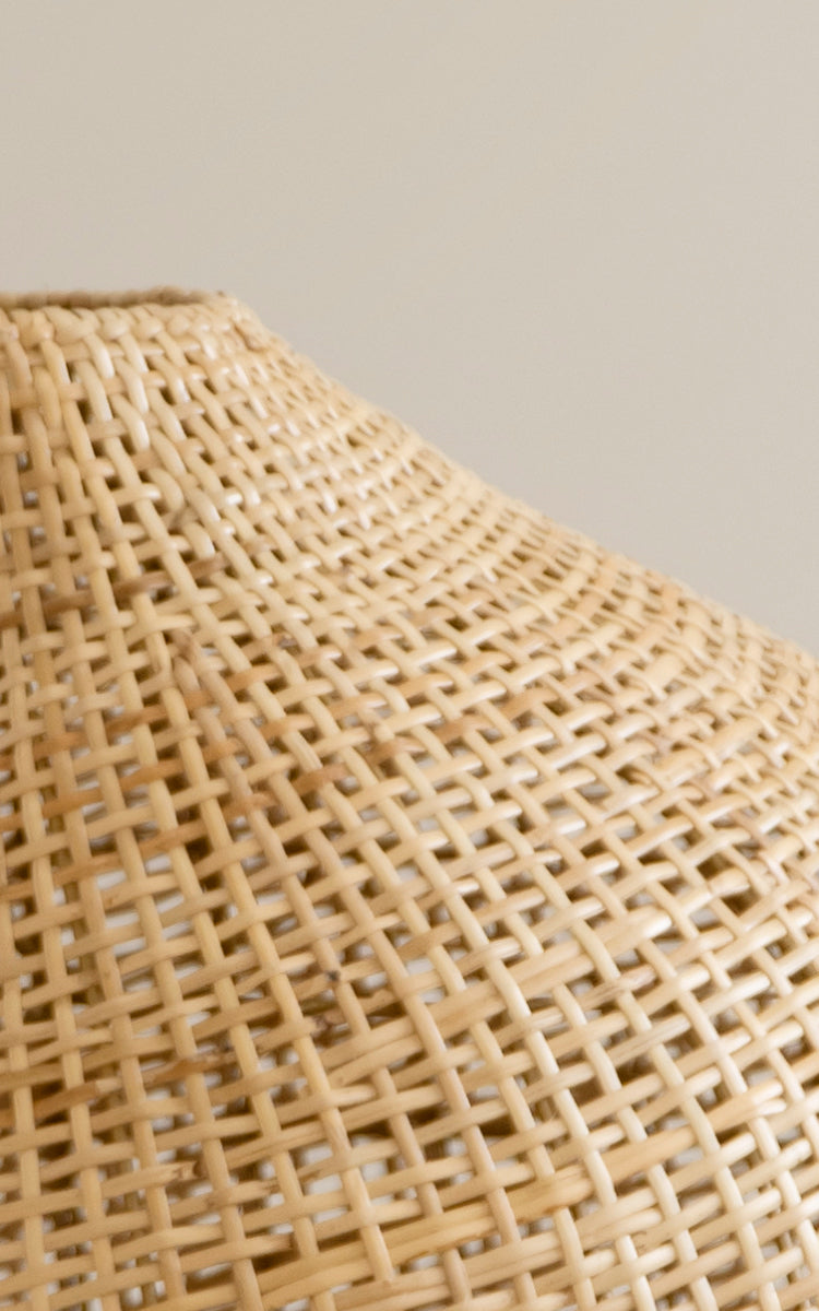 Dette er et nærbillede af Figura Gulvlampeskærm i light natural weave rattan.