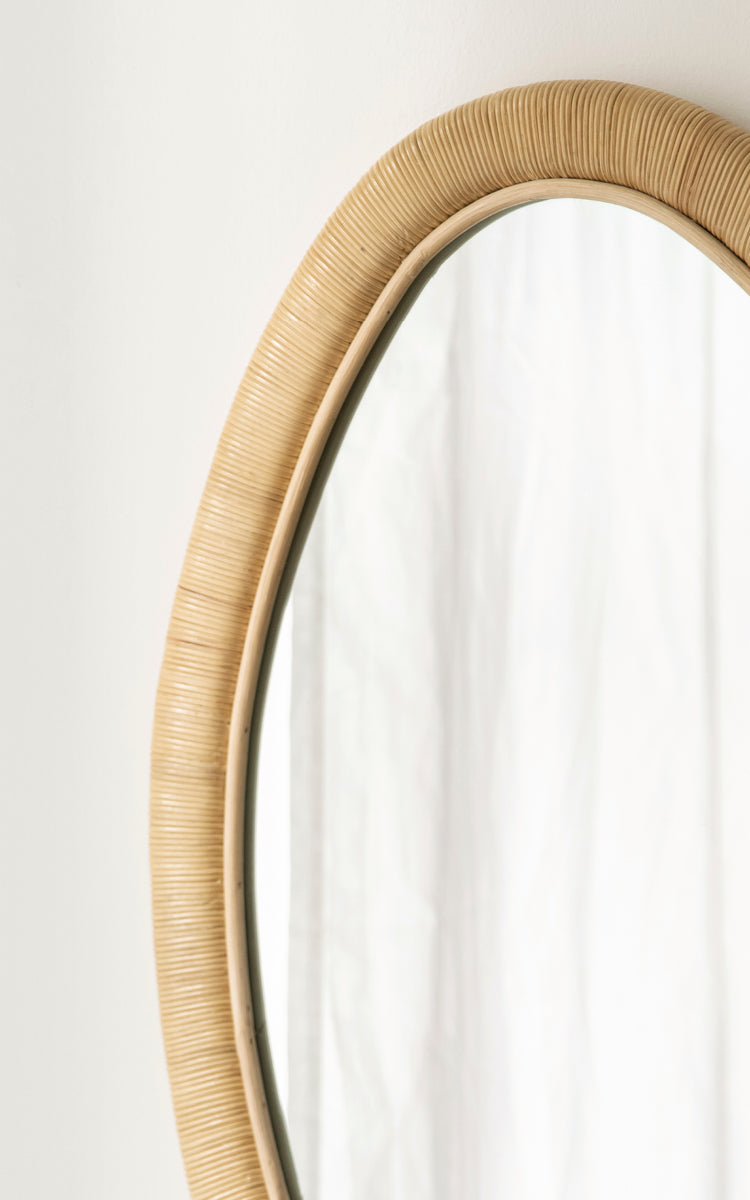Dette er et nærbillede af Malou Spejl i natural rattan. Omviklet rattanramme med organisk oval form og blødt lys.
