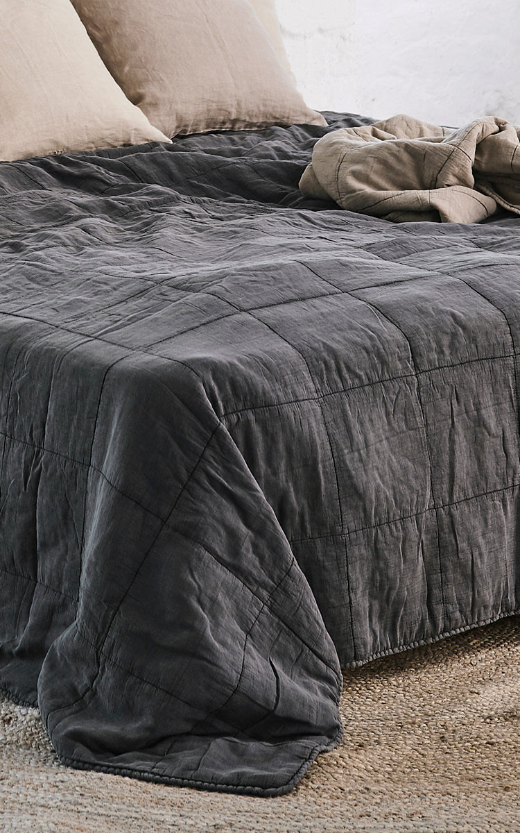 Dette er et nærbillede af CTE058CH Sengetæppe i charcoal Cotton.