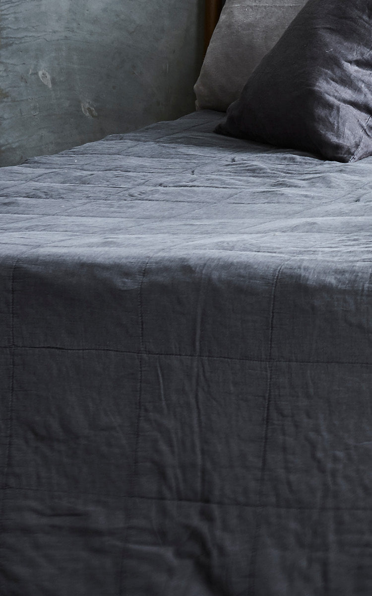 Dette er et nærbillede af CTE058DB Sengetæppe i dusty Blue Cotton.