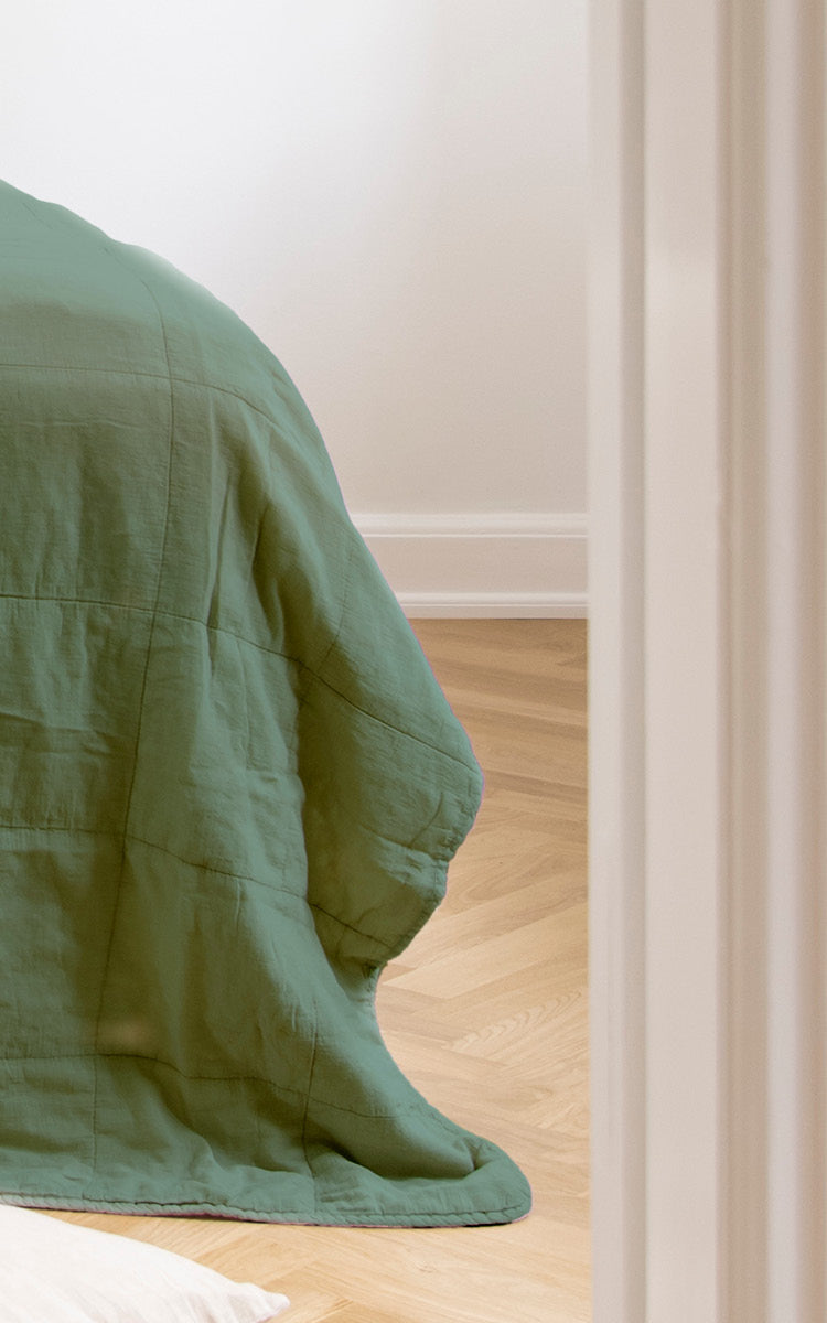 Dette er et nærbillede af CTE058DF Sengetæppe i dark Forest Cotton.