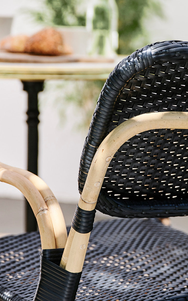 Dette er et nærbillede af Bistro Dining Chair i skin on Rattan frame.