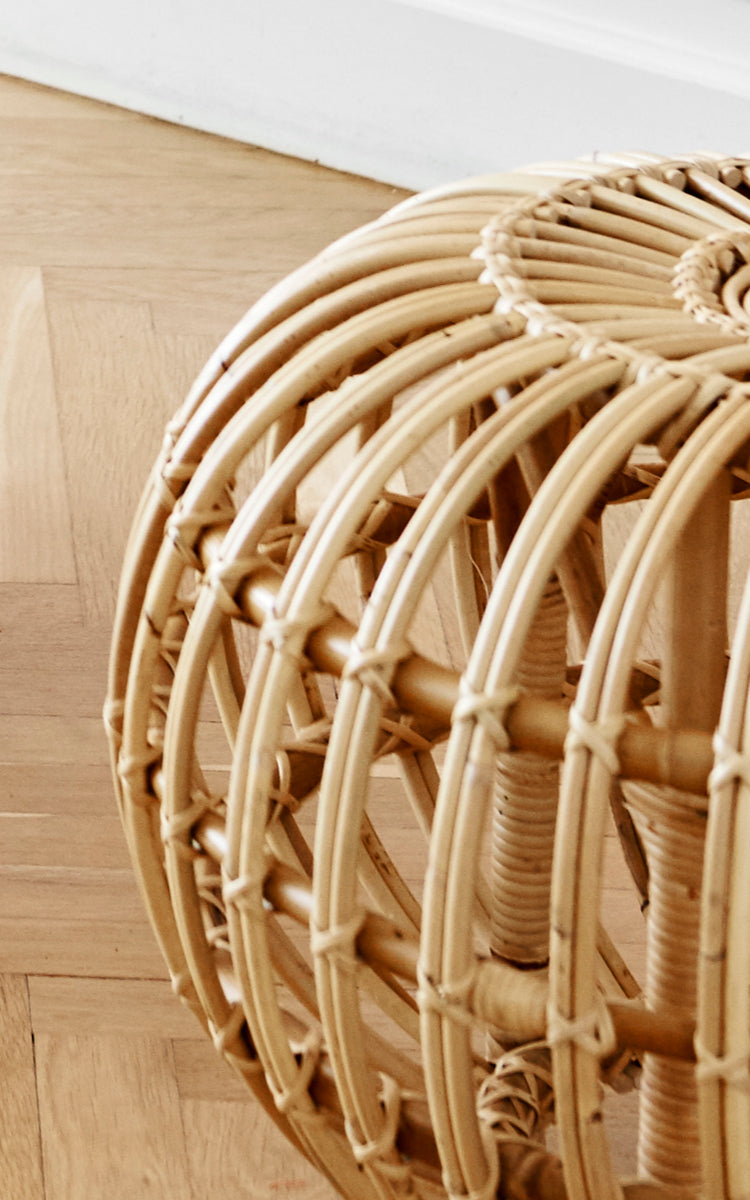 Dette er et nærbillede af Ottoman Large i natural skin on rattan. Detalje af den store naturlige rattanburkonstruktion på parket.