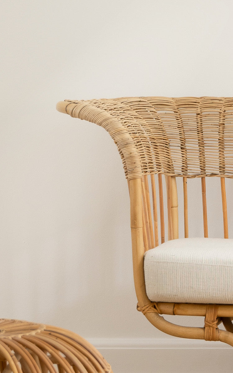 Dette er et nærbillede af Belladonna Sofa i polished natural rattan.
