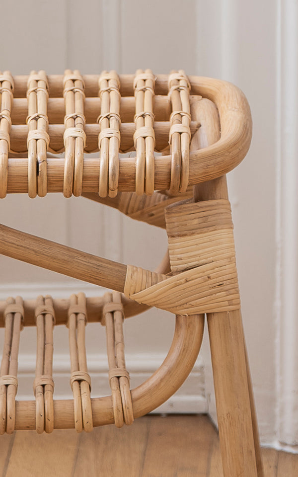 Dette er et nærbillede af Machiya Bænk i natural skin on rattan. Omviklede rattansamlinger og åben sløjfesædekonstruktion i detalje.