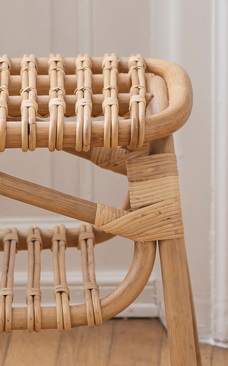Dette er et nærbillede af Machiya Bænk i natural skin on rattan. Omviklede rattansamlinger og åben sløjfesædekonstruktion i detalje.