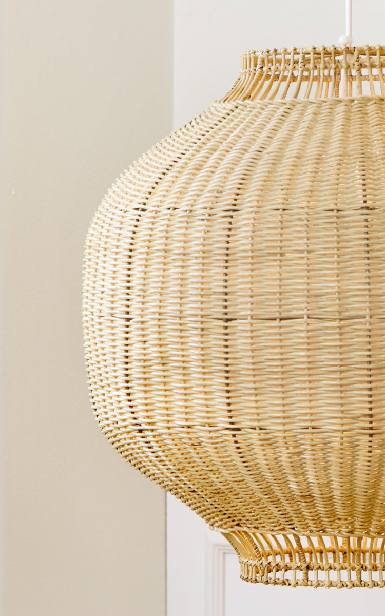 Dette er et nærbillede af Tomori Lampeskærm i natural core weave rattan frame. Den store tøndeform med delikat fletdetalje er vist.