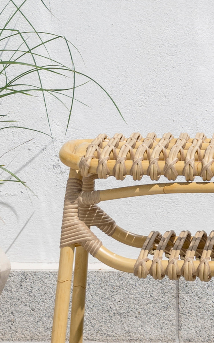 Dette er et nærbillede af Machiya Udendørs bænk i natural aluminium artfibre. Flettet ArtFibre-sædeflad og detalje af omviklet rammesamling.