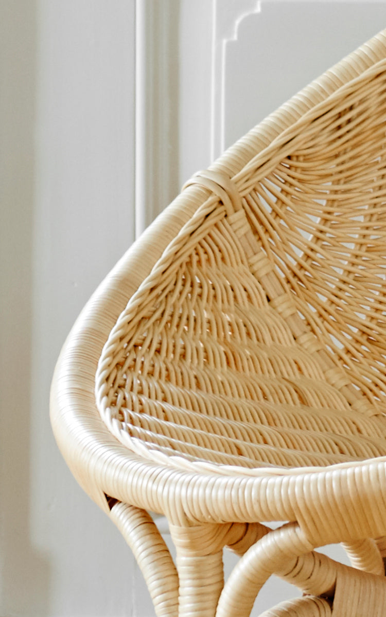 Dette er et nærbillede af Rana Lænestol i natural core weave rattan frame. Detalje af det flettede skalsæde og buet rattanstelkant.