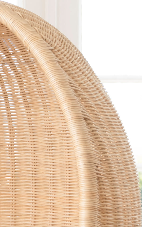 Dette er et nærbillede af Hanging Hængeæg-stol Junior i natural core weave Rattan frame.