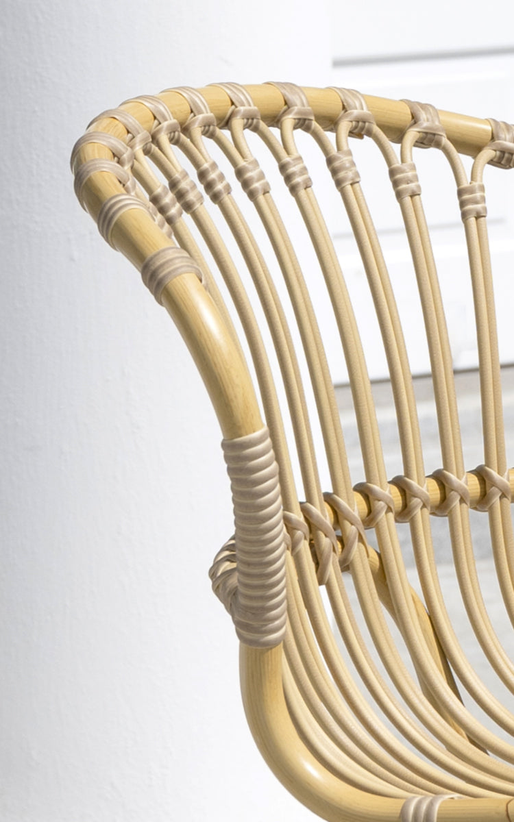 Dette er et nærbillede af Rita Udendørs spisebordsstol i natural aluminium artfibre. Detalje af den flettede tekstur og stelkonstruktion.