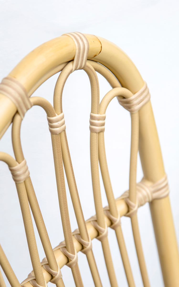 Dette er et nærbillede af Margret Udendørs spisebordsstol i natural aluminium artfibre. Buet ryglæn med sløjfede ArtFibre-sprosser.
