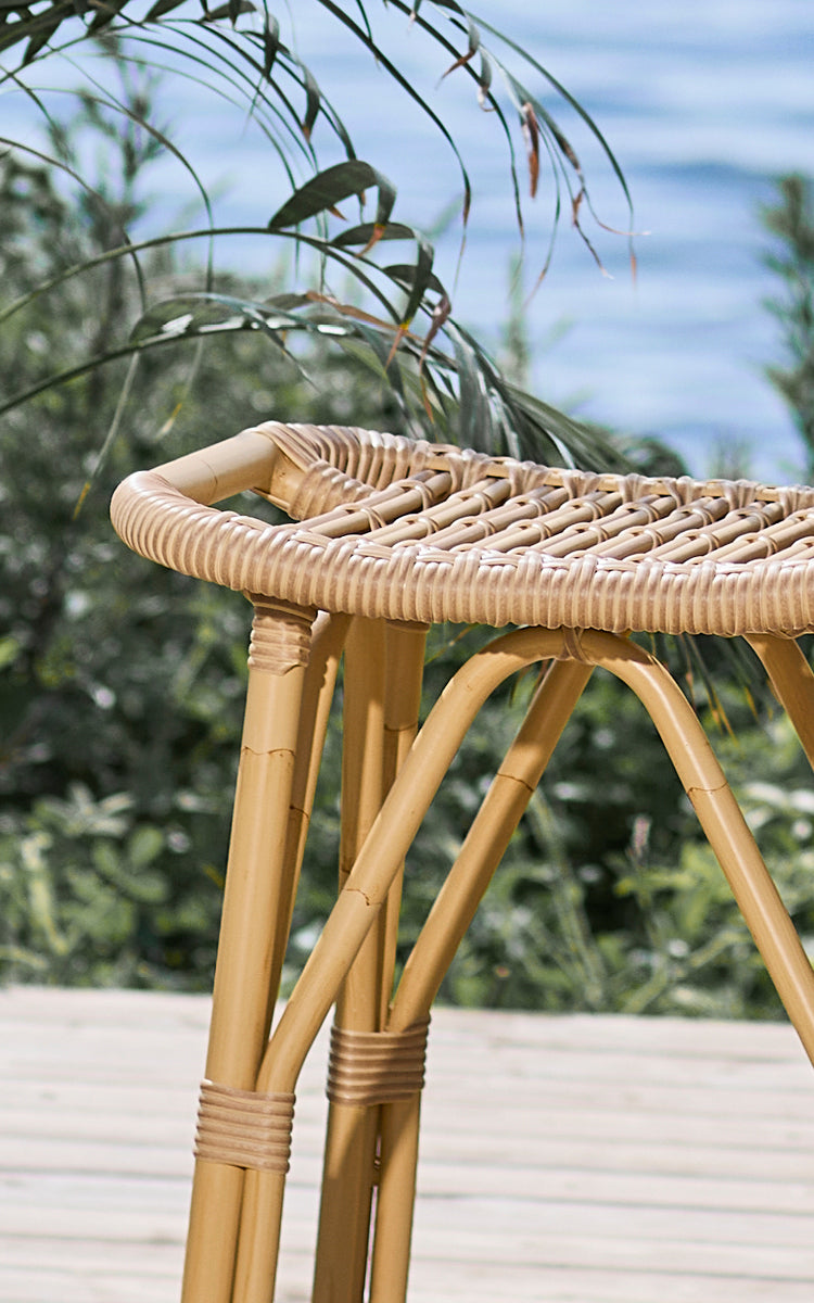 Dette er et nærbillede af Salsa Exterior Counter Stool i natural aluminium artfibre.