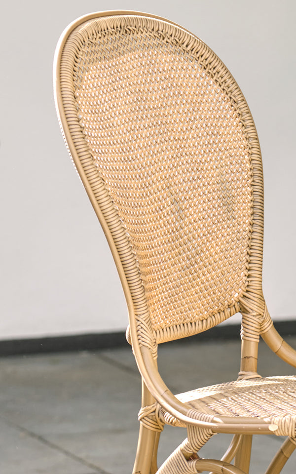 Dette er et nærbillede af Rossini Udendørs spisebordsstol i antique aluminium artfibre. Detalje af den flettede tekstur og stelkonstruktion.