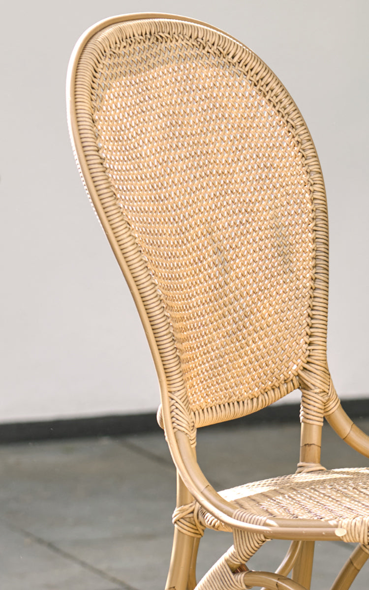 Dette er et nærbillede af Rossini Udendørs spisebordsstol i antique aluminium artfibre. Detalje af den flettede tekstur og stelkonstruktion.