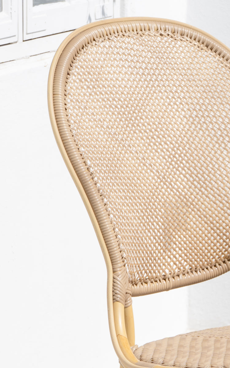 Dette er et nærbillede af Rossini Udendørs spisebordsstol i natural aluminium artfibre. Detalje af den flettede tekstur og stelkonstruktion.